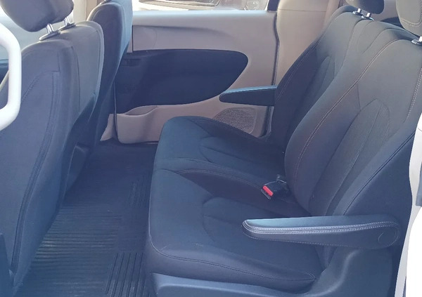 Chrysler Pacifica cena 99900 przebieg: 66800, rok produkcji 2018 z Piaseczno małe 172